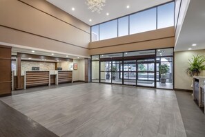 Lobby - Best Western Plus Port O'Call Hotel (Calgary)