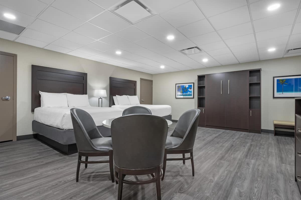 Habitación estándar, 2 camas Queen size, para no fumadores, refrigerador y microondas | Espacio para trabajar con laptop y cortinas blackout