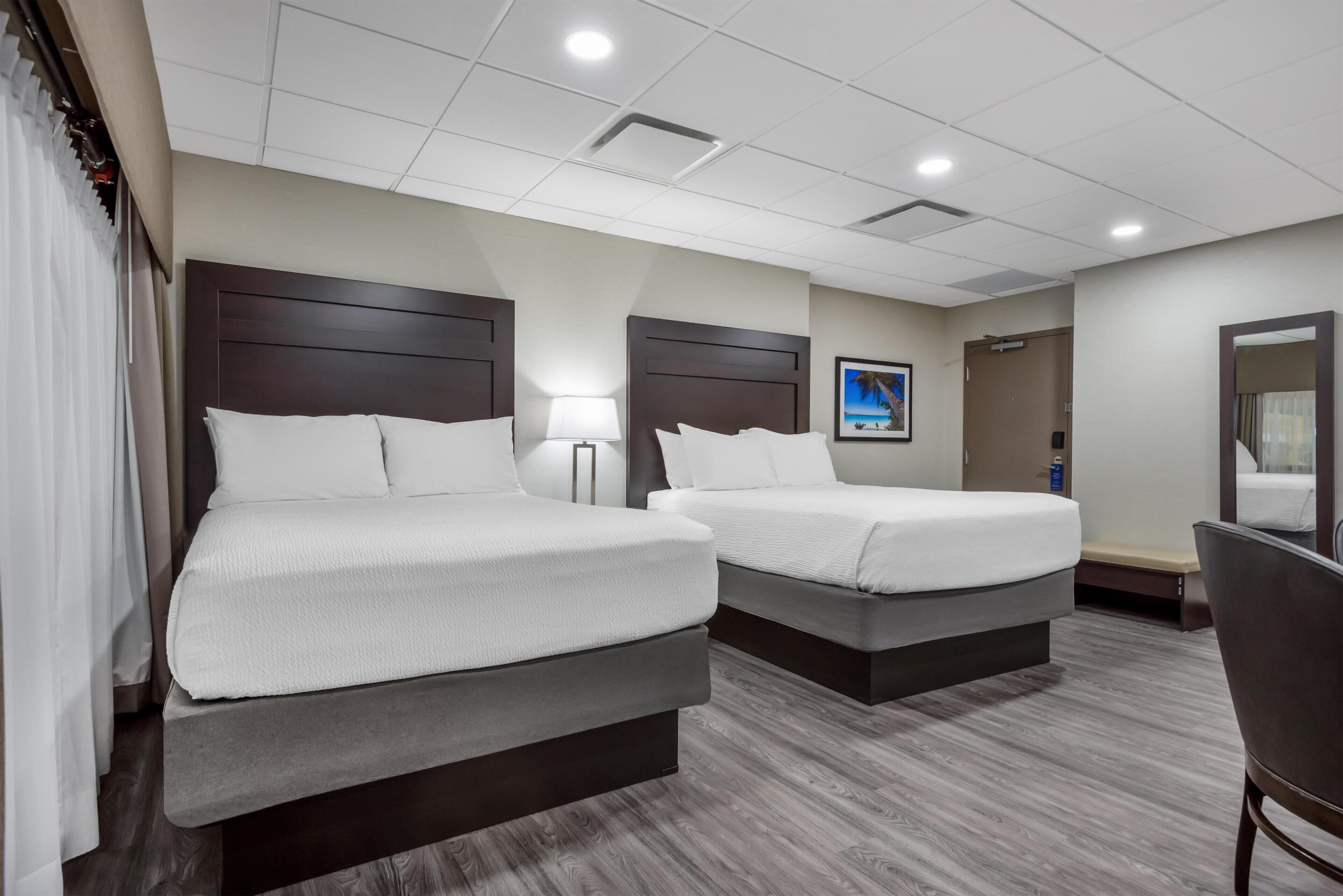 مساحة عمل للكمبيوتر المحمول وستائر تعتيم ومكواة/لوح كي