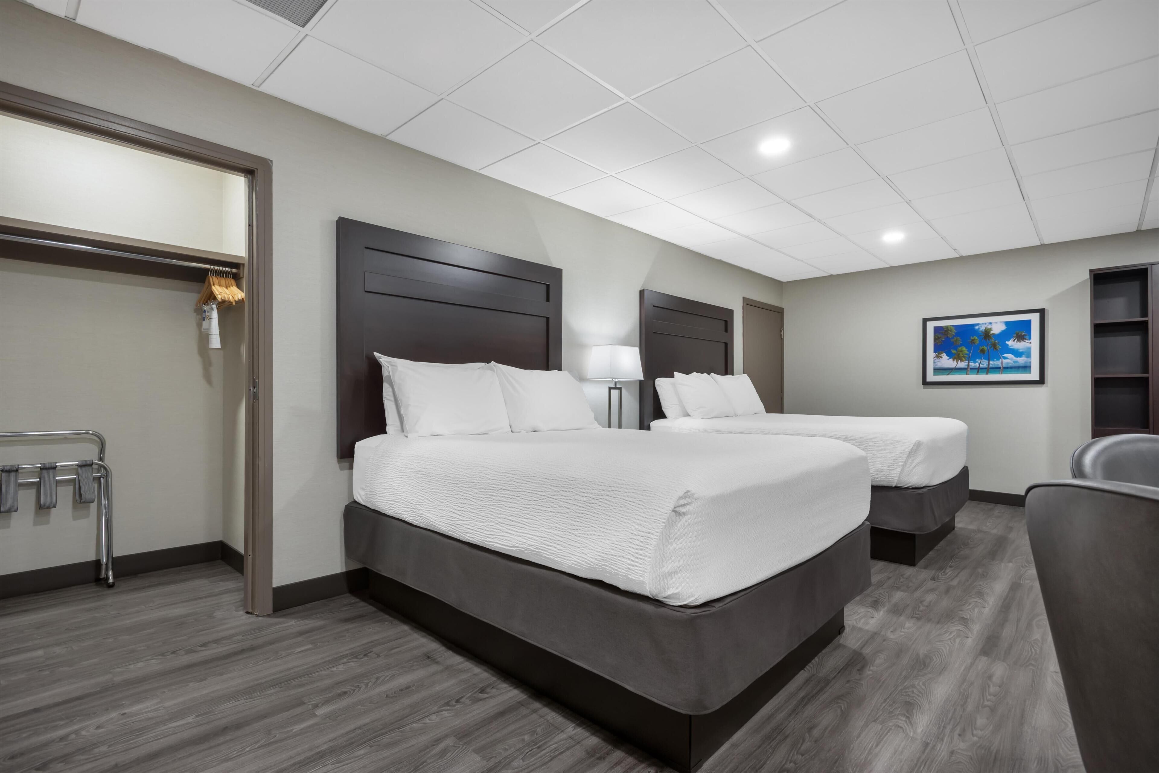 مساحة عمل للكمبيوتر المحمول وستائر تعتيم ومكواة/لوح كي