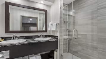 Tina con regadera, amenidades de baño gratuitas, secadora de cabello
