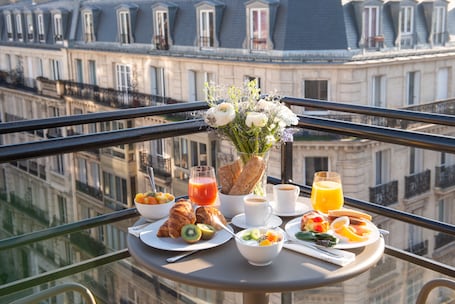 Junior Studio Suite | Premium bedding, minibar, in-room safe, desk. Hotel Yllen Eiffel