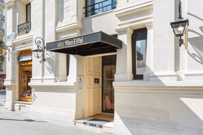 Front of property - Hotel Yllen Eiffel (Paris)