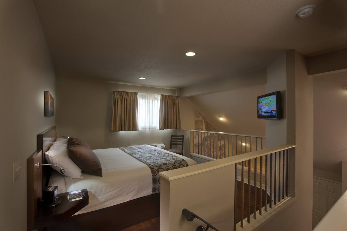Suite (Loft) | Pillowtop beds, in-room safe, desk, iron/ironing board