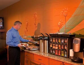 Breakfast area - Hotel at WaterWalk Wichita (Wichita)