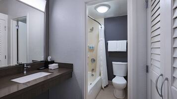 Combined shower/tub, free toiletries, hair dryer, towels