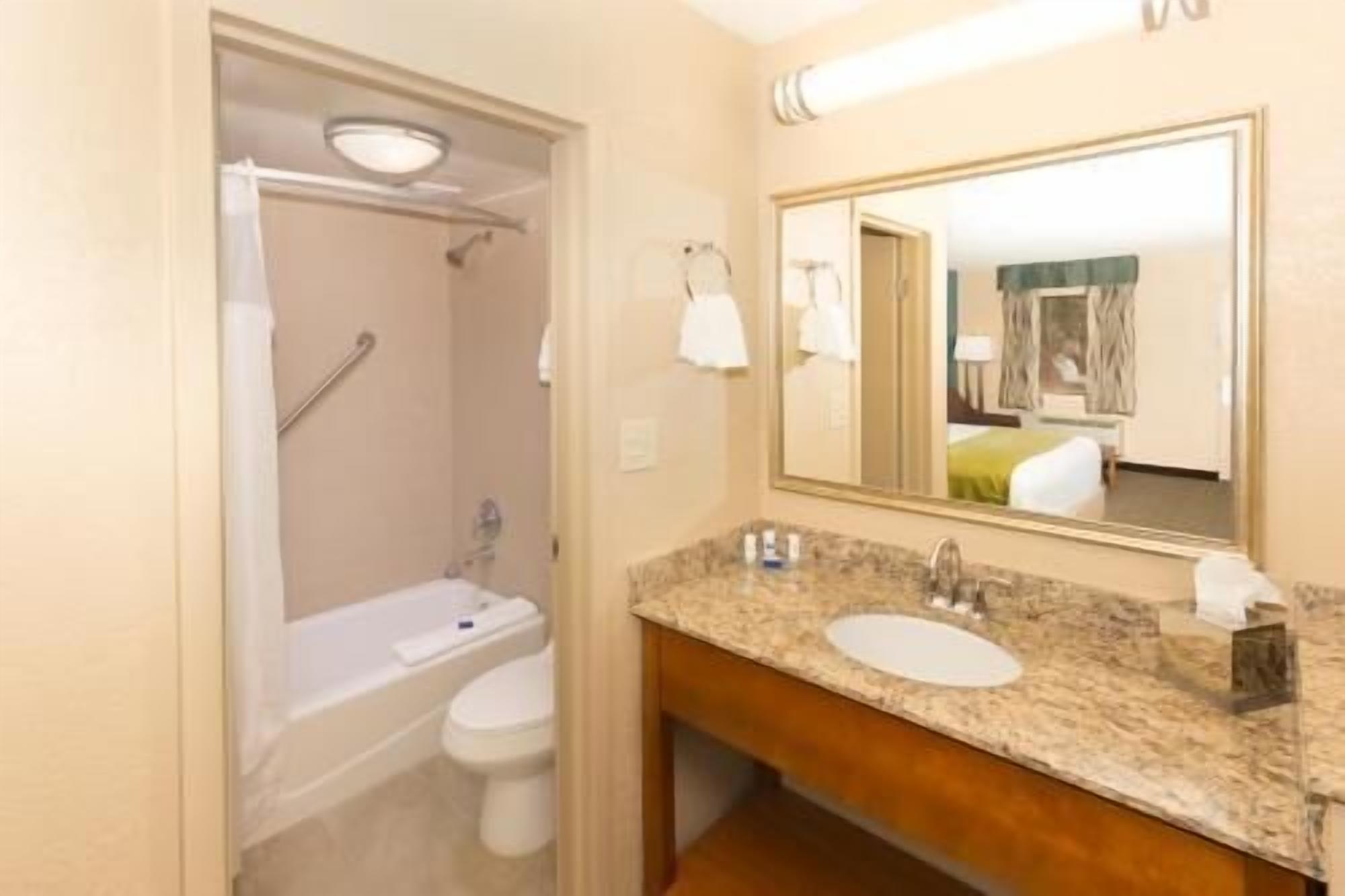 Baño | Tina con regadera, amenidades de baño gratuitas, secadora de cabello 