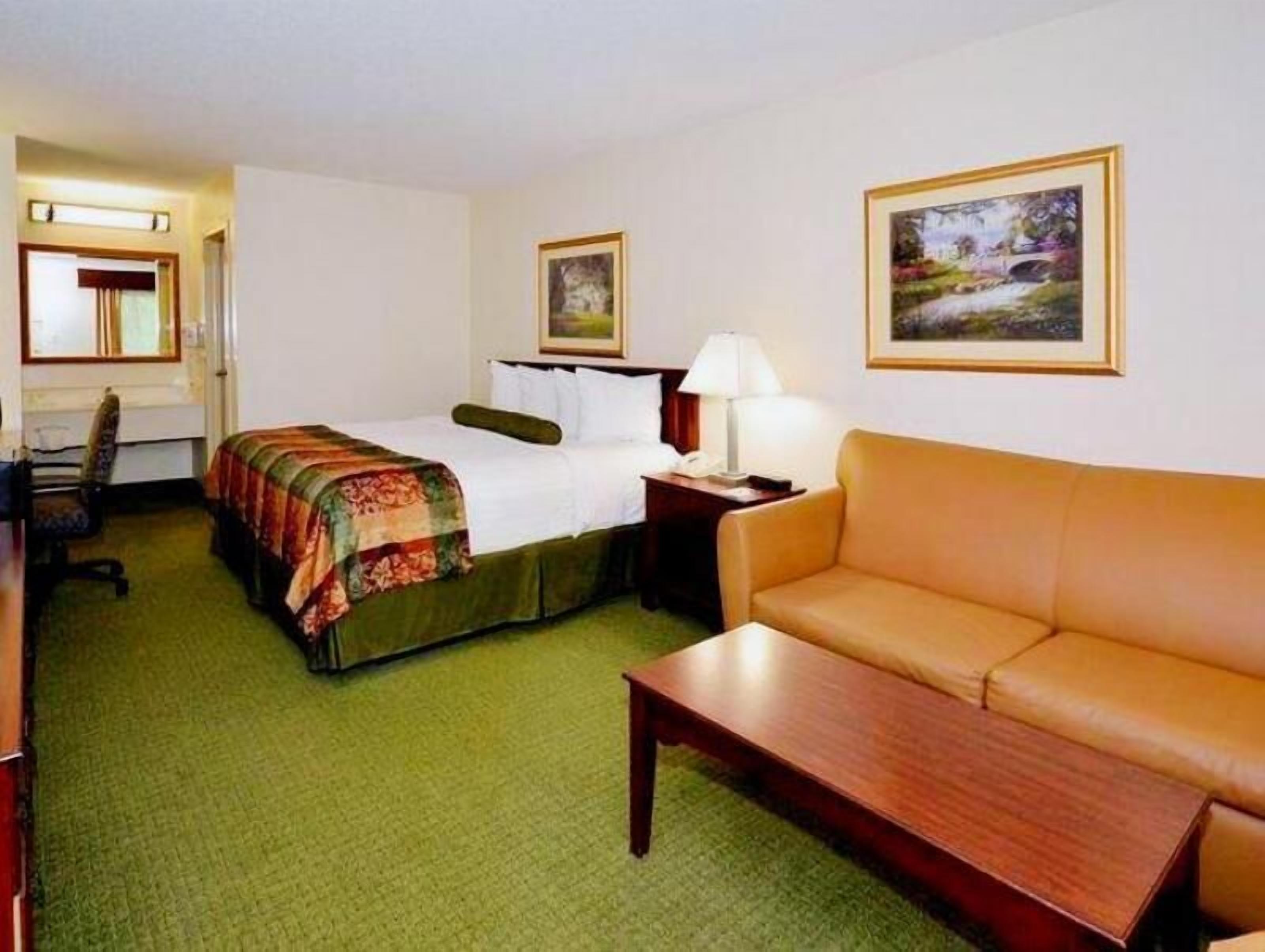 Camas con pillow-top y caja de seguridad en la habitación 