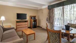 Phòng Suite, 1 giường cỡ king, không hút thuốc, tủ lạnh & lò vi sóng (with Sofabed)