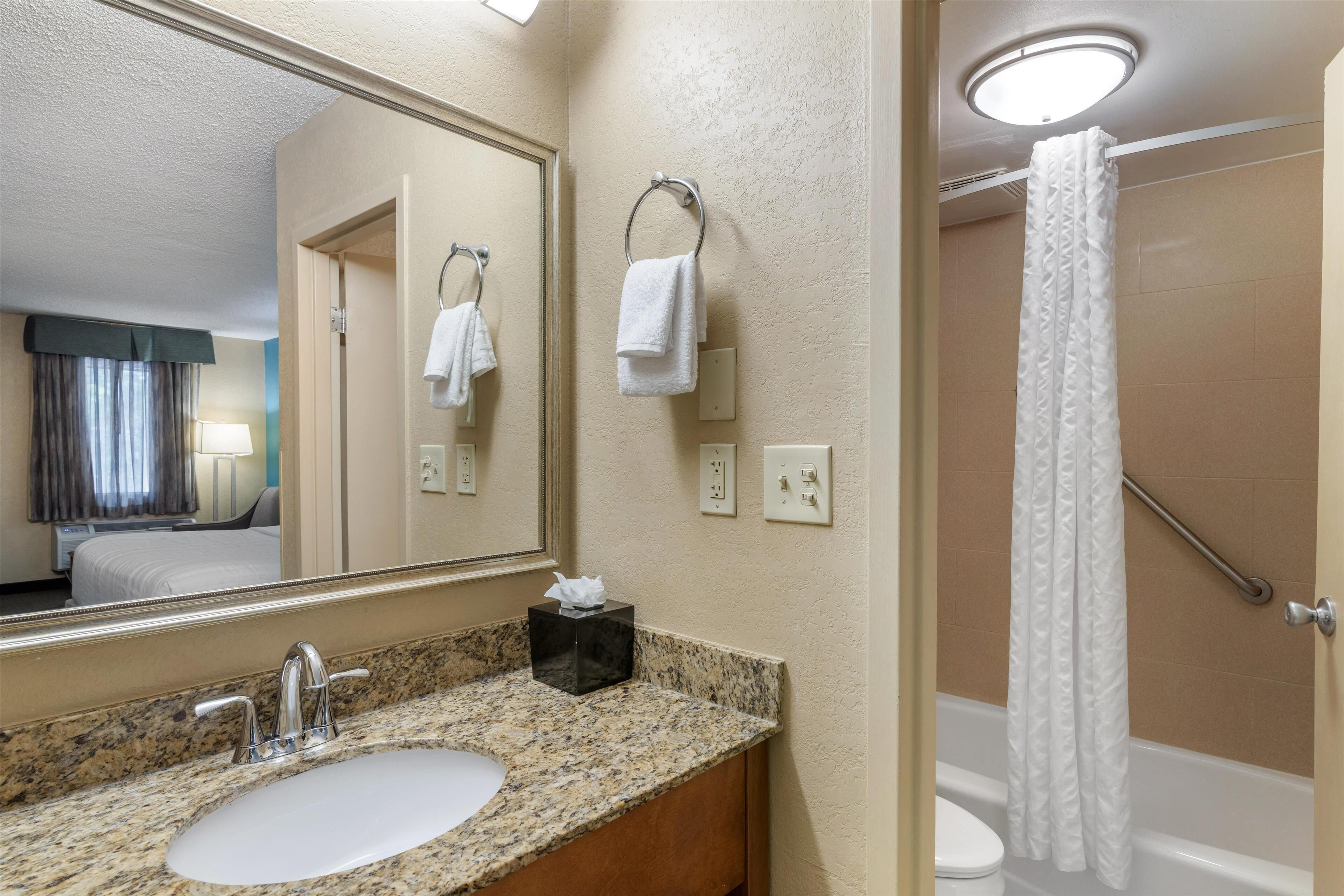 standard room, 1 king bed, non smoking, refrigerator & microwave | bathroom | combined shower/bathtub, free toiletries, hair dryer, towels