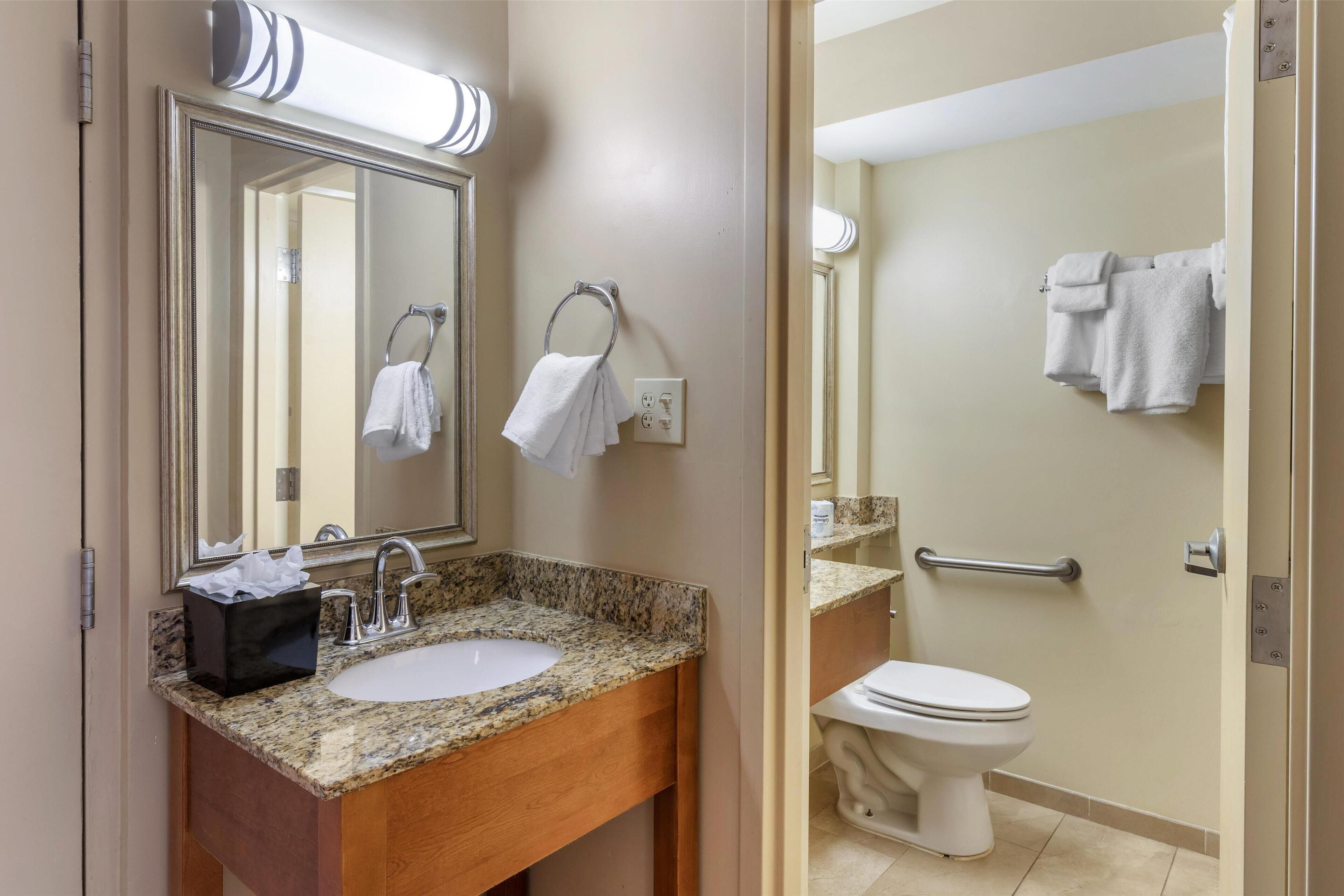 standard room, 1 king bed, refrigerator & microwave, pool view | bathroom | combined shower/bathtub, free toiletries, hair dryer, towels