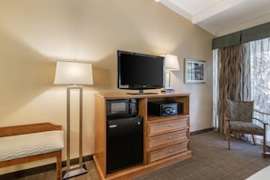 Standard Room, 1 King Bed, Refrigerator & Microwave, Pool View | 1 bedroom, pillowtop beds, in-room safe, blackout drapes