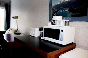Kühlschrank, Mikrowelle, Wasserkocher mit Kaffee-/Teezubehör