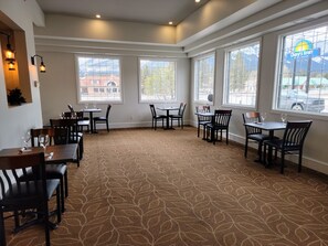 Breakfast, lunch, dinner served; American cuisine 