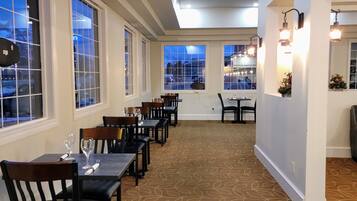 Café da manhã, almoço e jantar; culinária americana