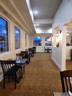 Breakfast, lunch, dinner served; American cuisine