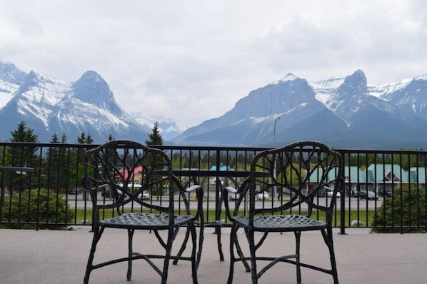 Suite, 1 King-Bett, Whirlpool | Balkon