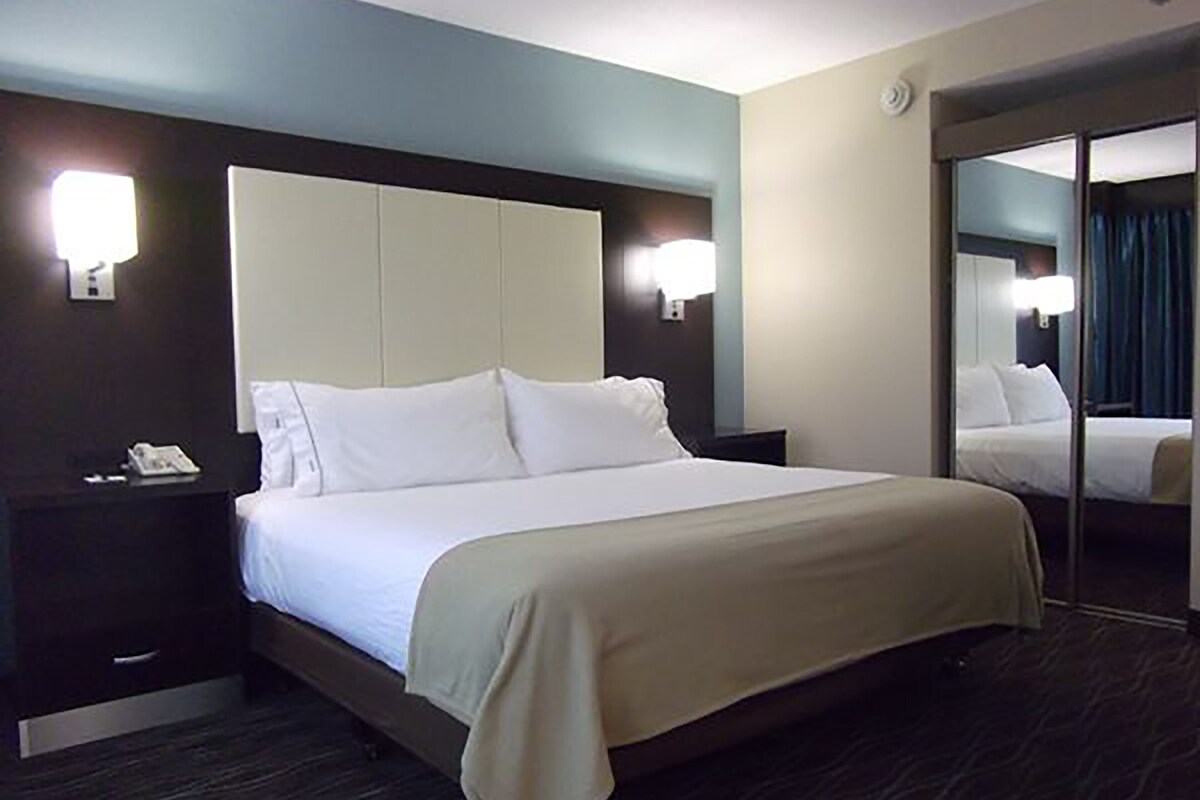 أغطية فراش متميزة وأسرّة بطبقة علوية مريحة ومكتب