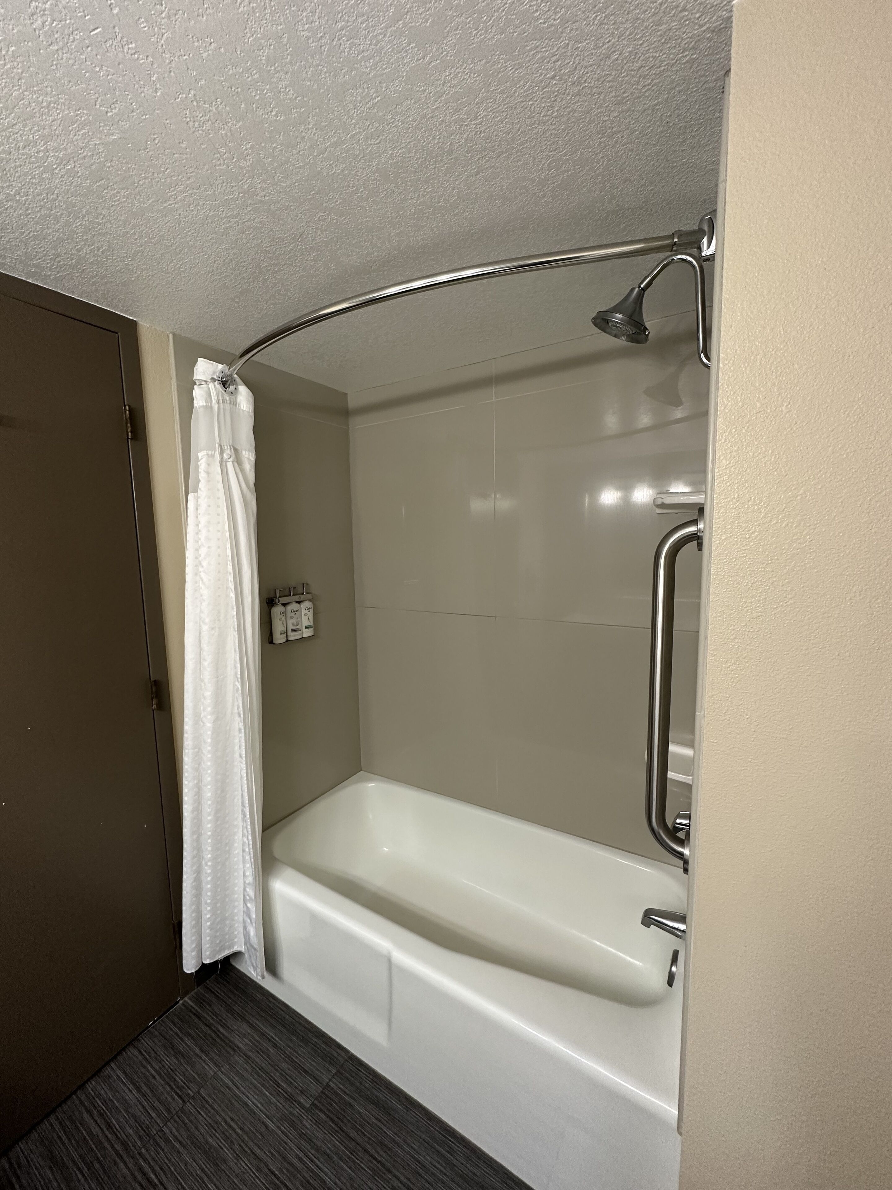 Un baño con bañera, ducha y cortina.