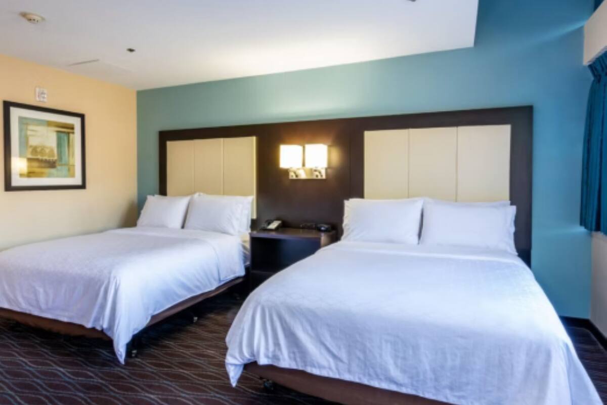 Ropa de cama de alta calidad, camas con pillow-top y escritorio 
