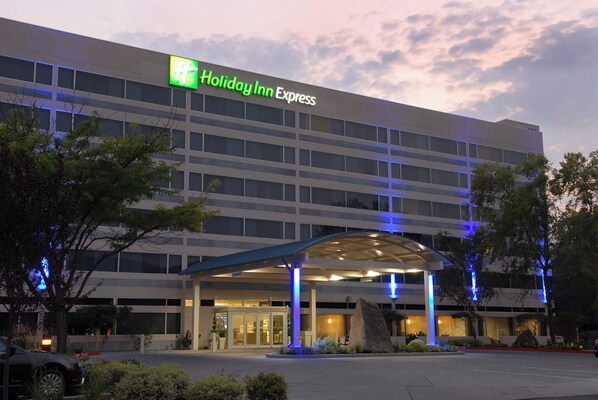 A Holiday Inn Express building with a covered entrance and a parking lot. - Holiday Inn Express Boise - University Area by IHG (Boise)