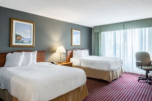 客房内保险箱、办公桌、笔记本电脑工作区、免费 WiFi