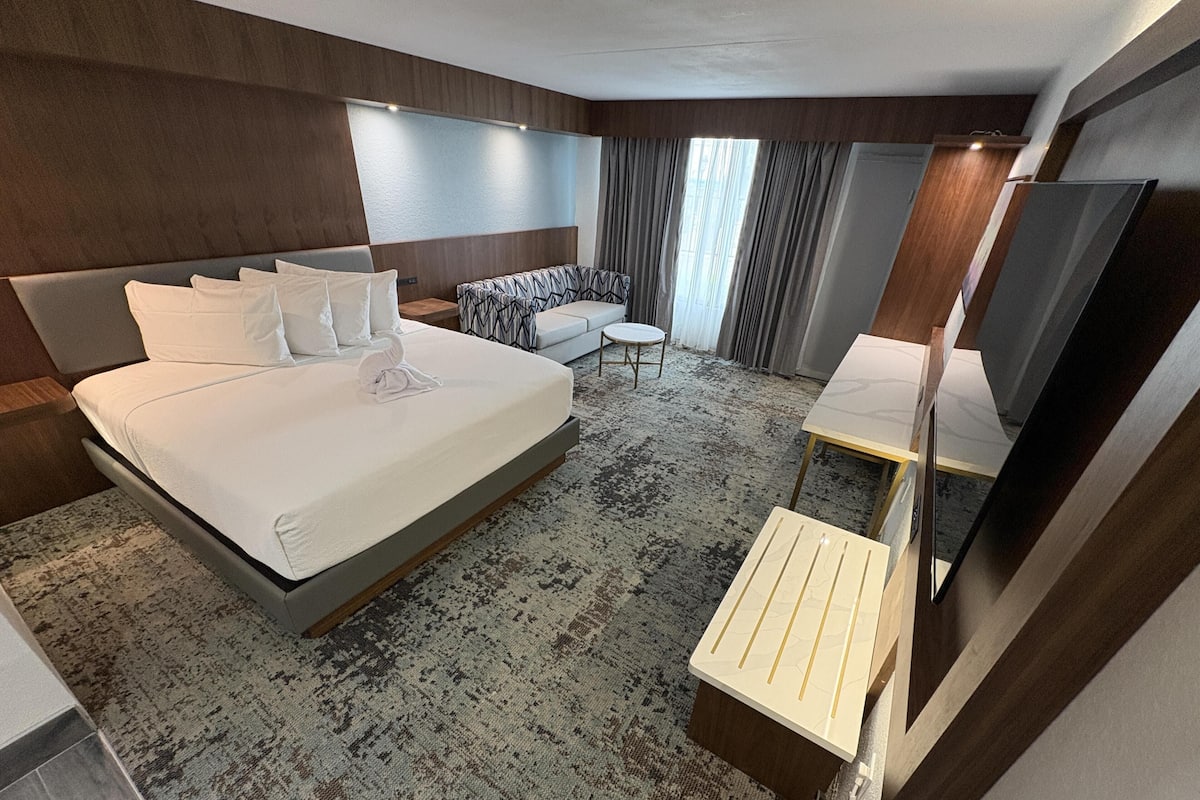 In-room safe, desk, laptop workspace, free WiFi