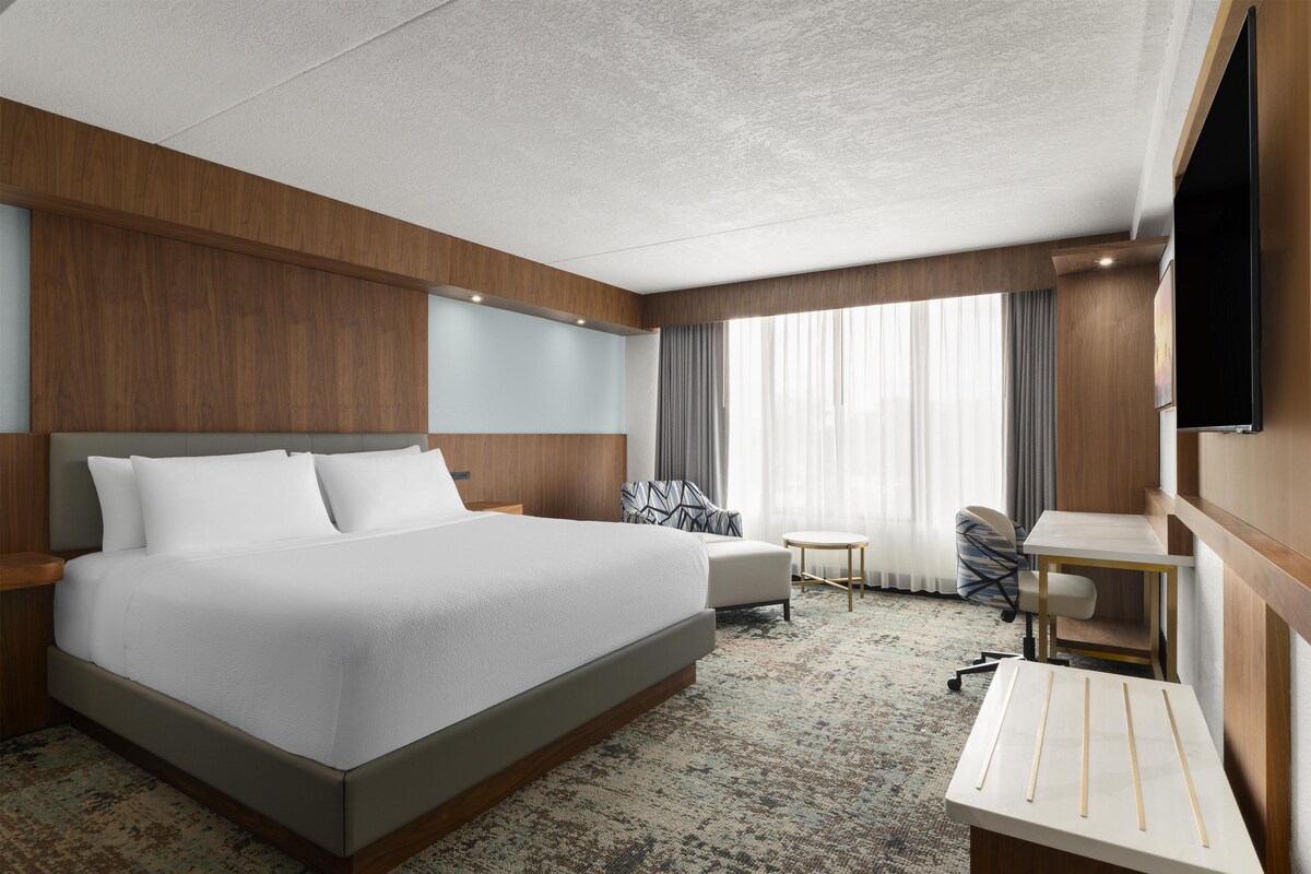 Standard Room, 1 King Bed, Non Smoking | In-room safe, desk, laptop workspace, WiFi (free)