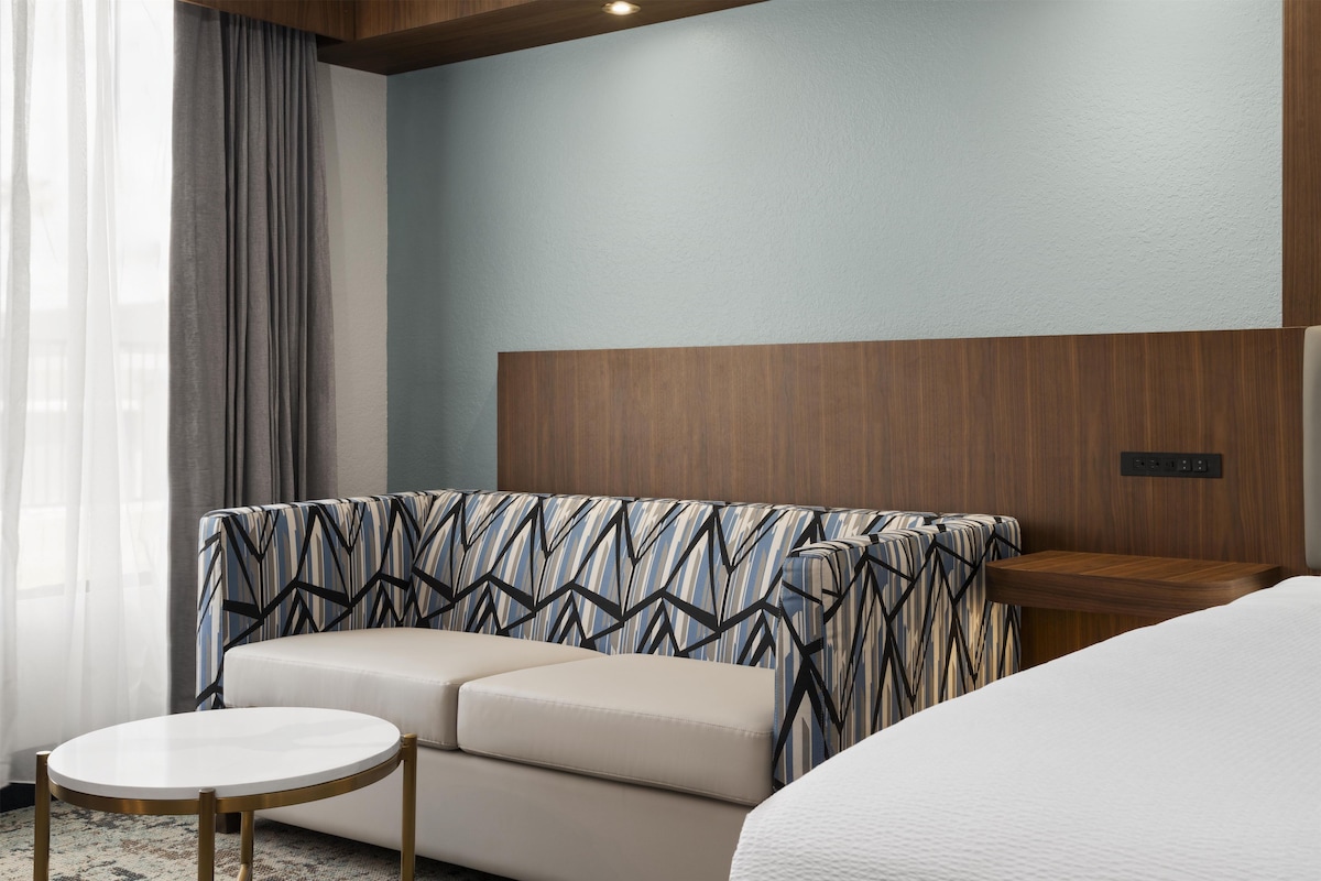 Standard Room, 1 King Bed, Patio, Poolside (with Single Sofabed) | In-room safe, desk, laptop workspace, WiFi (free)