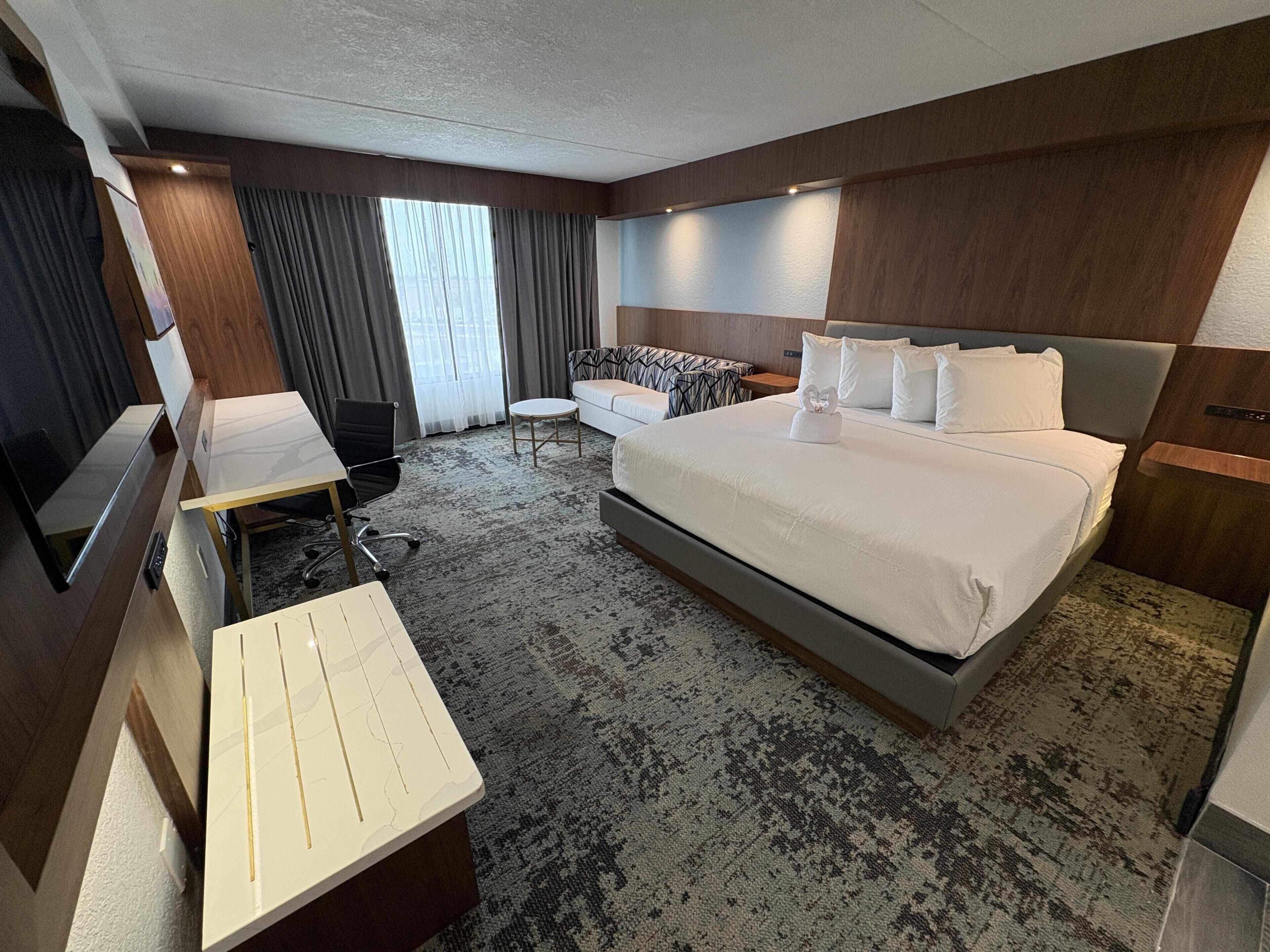 Standard Room, 1 King Bed, Non Smoking (with Single Sofabed)