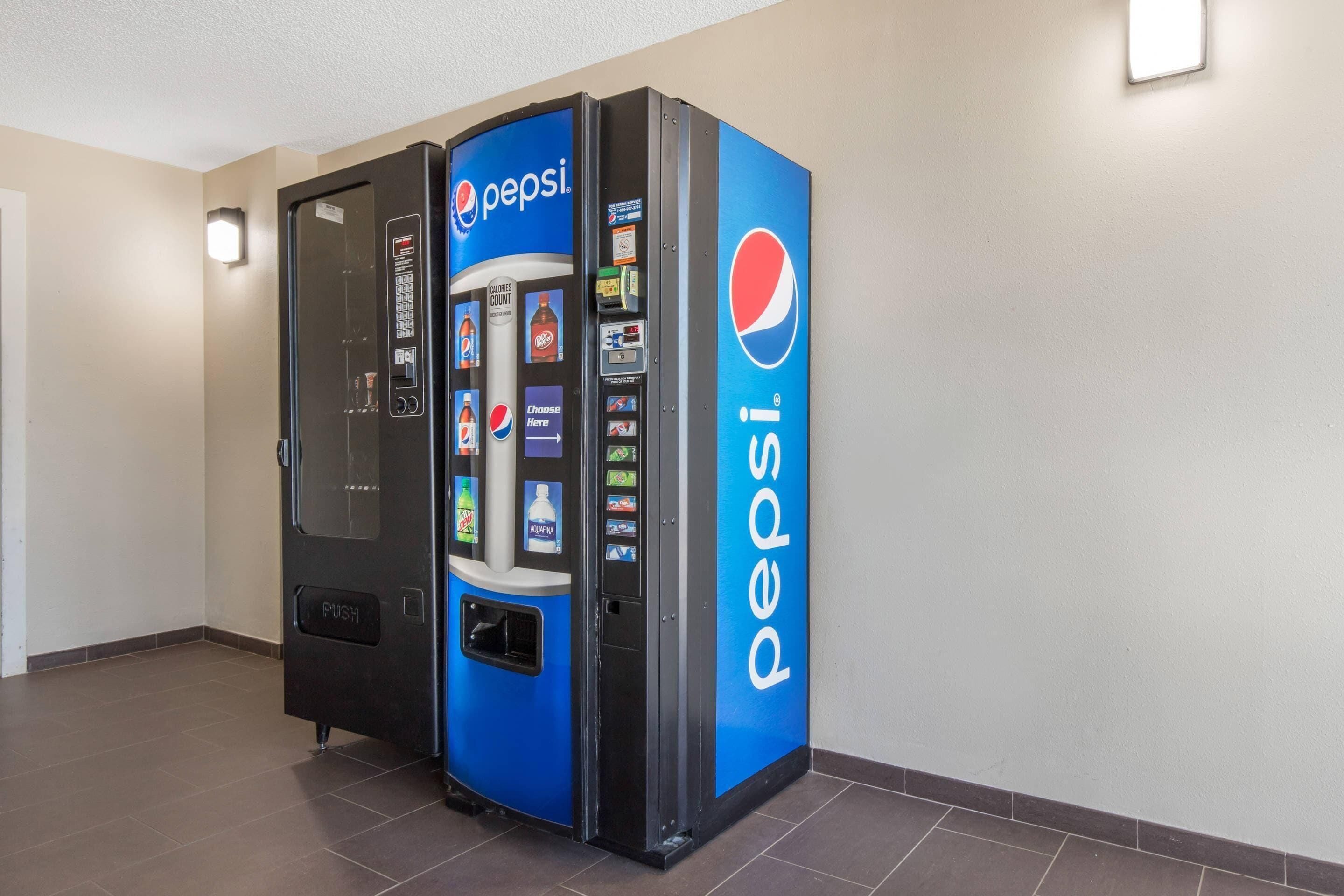 En salgsautomat med Pepsi-logo, en trykknap og et display, der viser kalorietal.