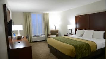 Bộ đồ giường cao cấp, bàn, khu vực làm việc phù hợp cho laptop