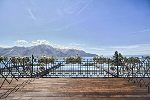 غرفة ديلوكس - سريران فرديان منفصلان - لغير المدخنين - منظر للبحيرة (Balcony) | 1 غرفة نوم وأغطية فراش متميزة وعناصر مجانية داخل الميني بار