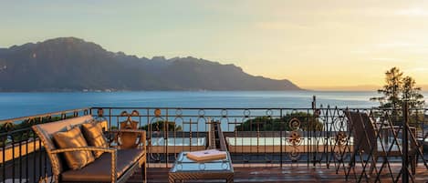 Deluxe Room, 1 Queen Bed, Non Smoking, Lake View (Balcony) | 1 bedroom, premium bedding, free minibar, in-room safe