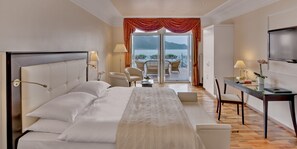 Junior Suite, 1 Queen Bed, Non Smoking, Lake View