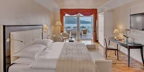 Junior Suite, 1 Queen Bed, Non Smoking, Lake View | Premium bedding, free minibar, in-room safe, desk