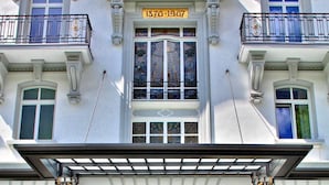 Un edificio histórico con un cartel en la entrada que dice “1870-1907” y “Gosse Majestic”.