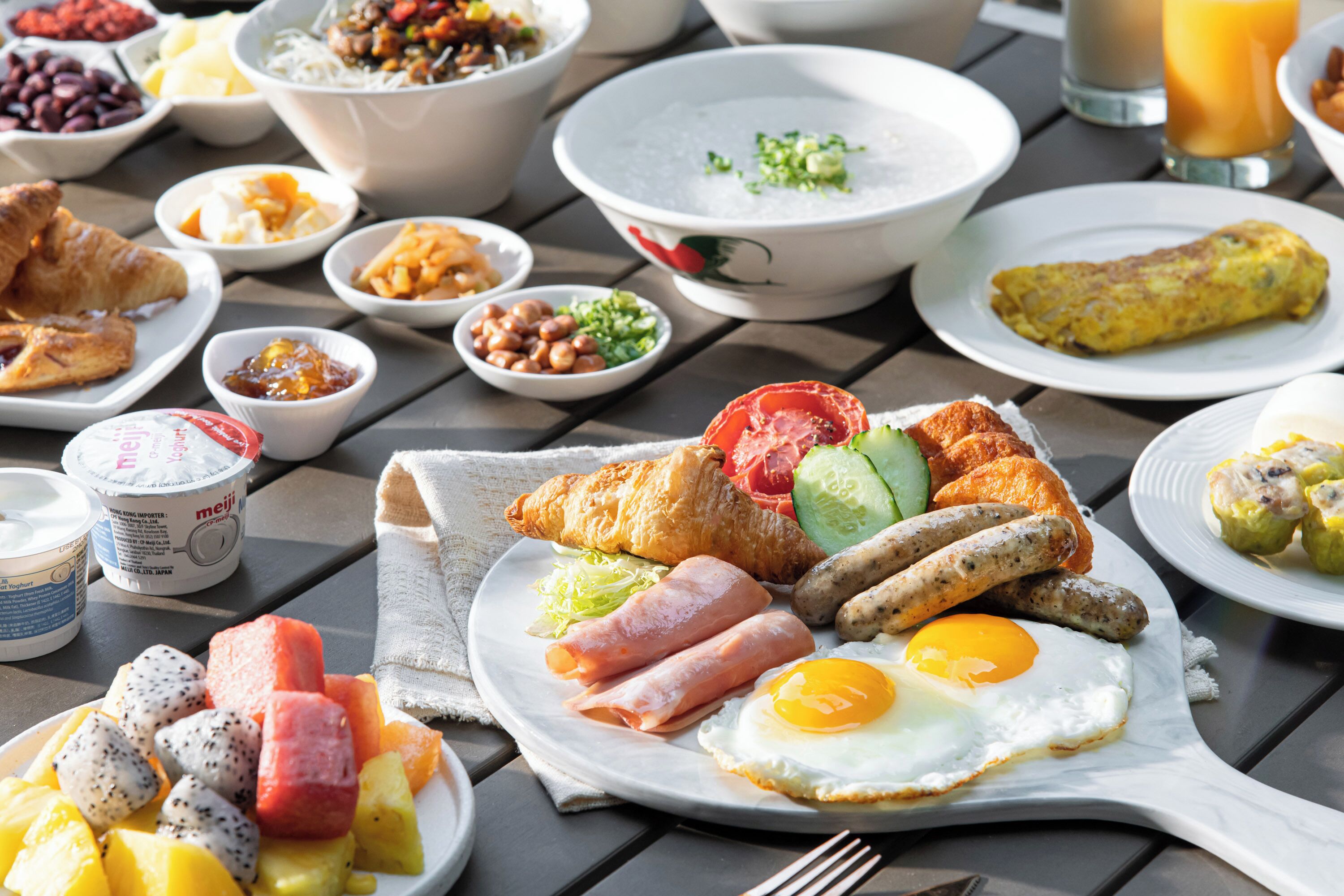 Daily buffet breakfast (HKD 110 per person)