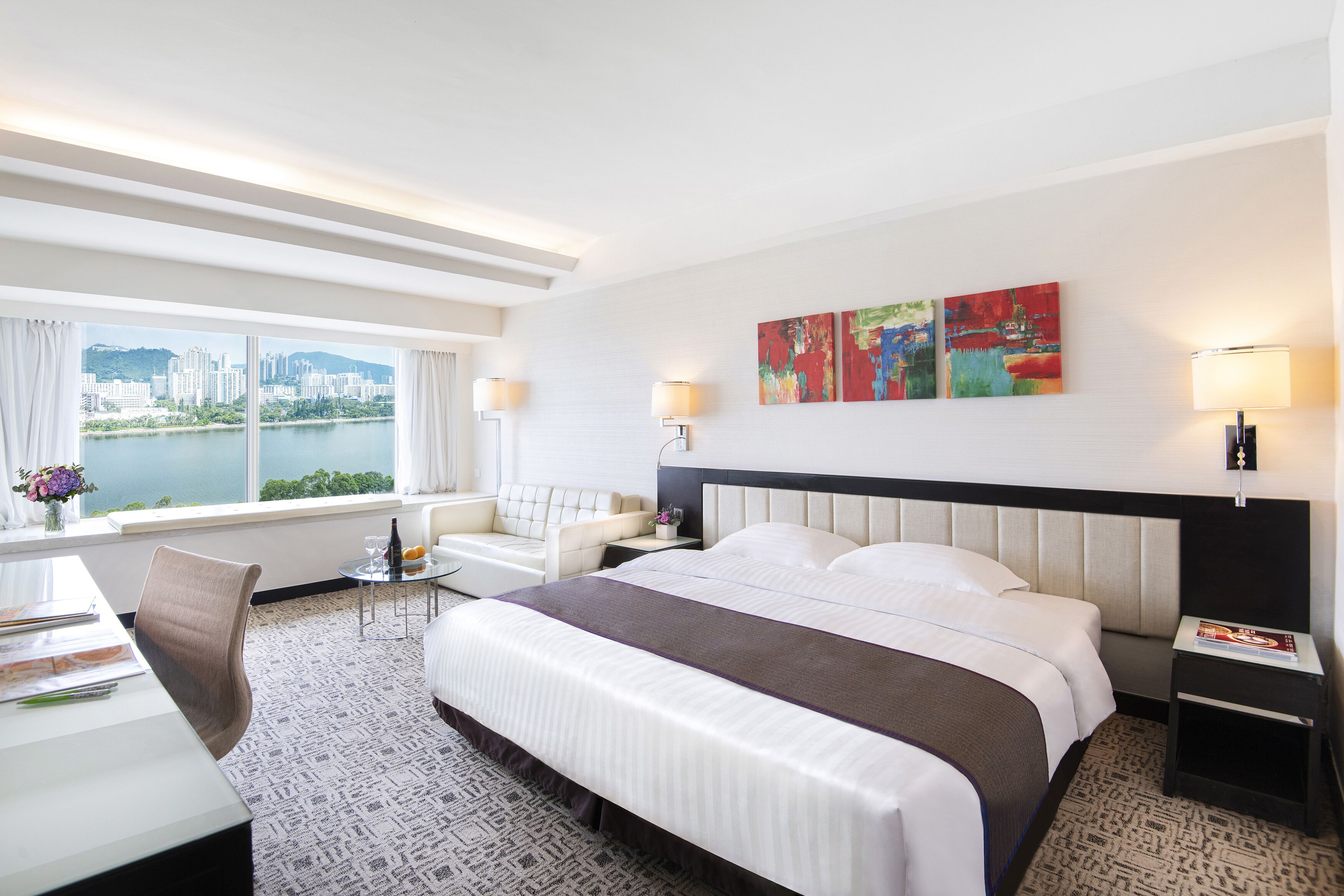 Caja fuerte, cortinas opacas, tabla de planchar con plancha