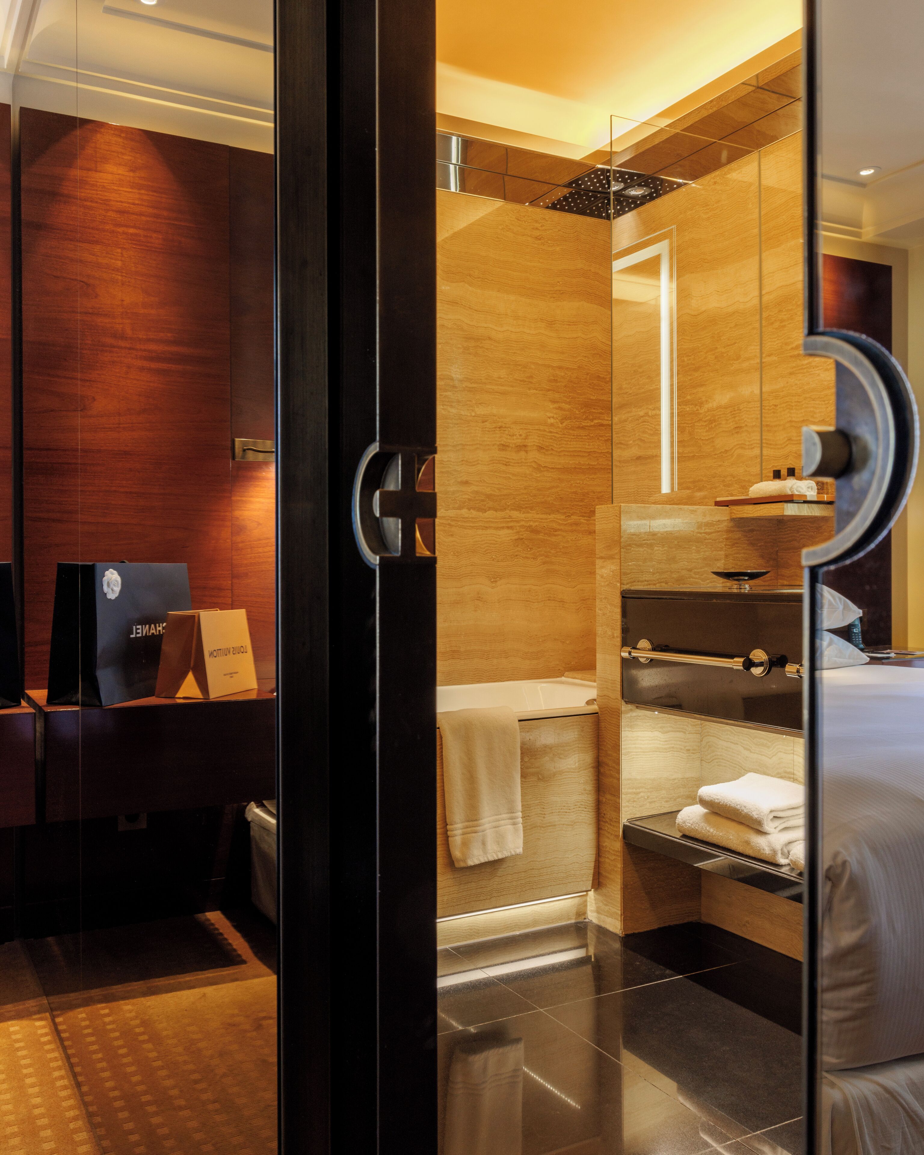 standard room, 1 king bed, courtyard view | bathroom | separate bathtub and shower, rainfall showerhead, free toiletries