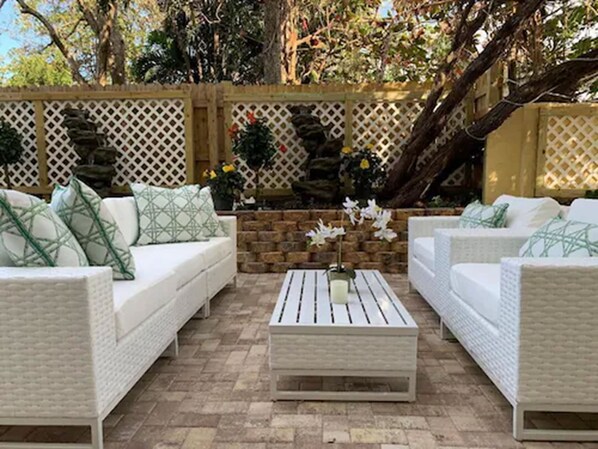 Courtyard - Comfort Inn Oceanside Deerfield Beach (Deerfield Beach)