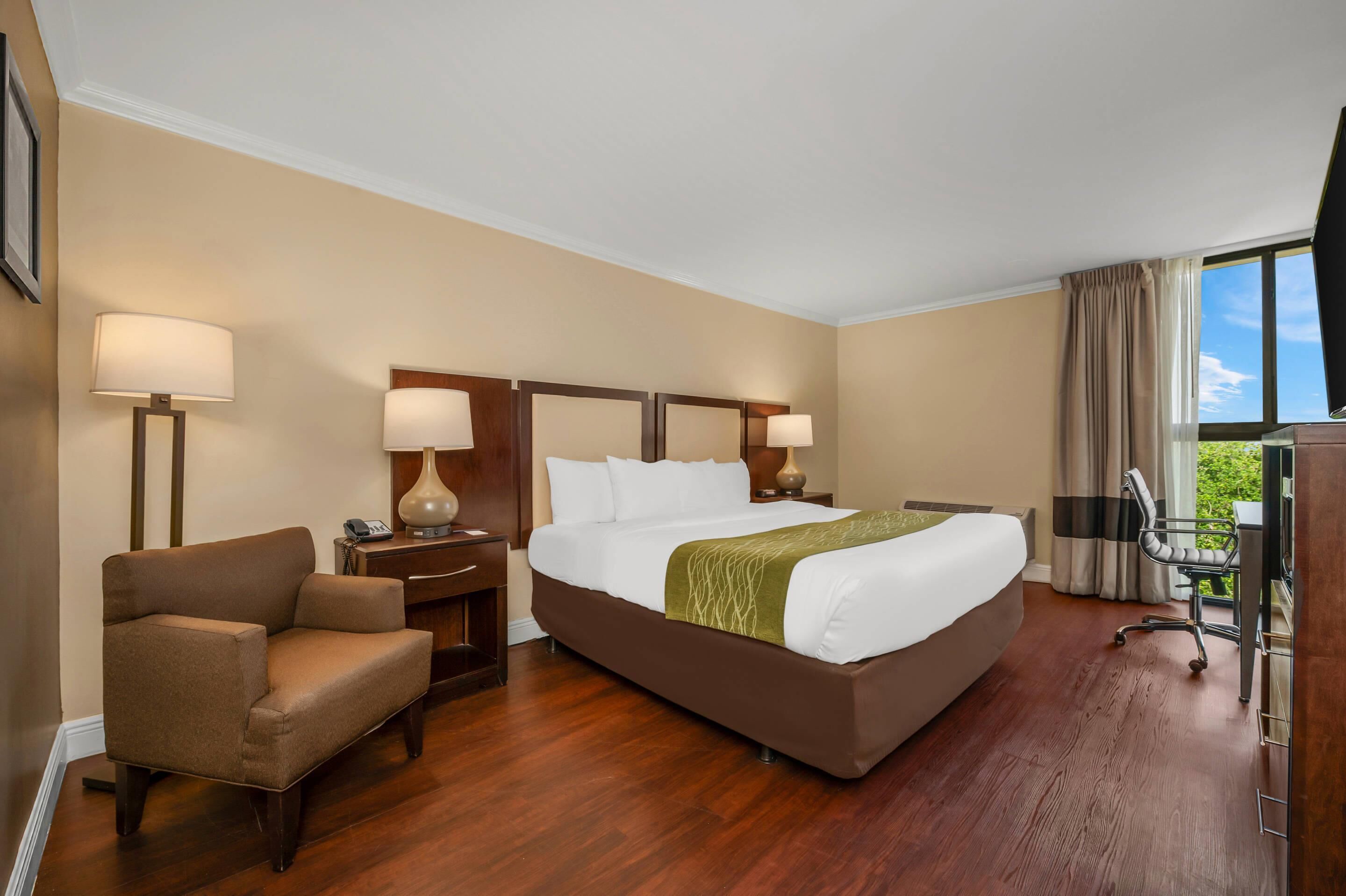 Standard Room, 1 King Bed, Non Smoking, Ocean View | In-room safe, desk, laptop workspace, blackout drapes