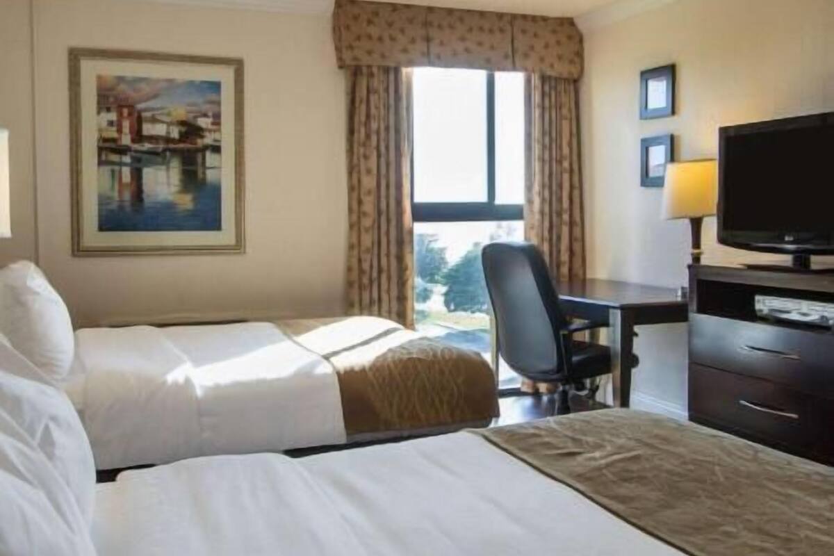 客房内保险箱、办公桌、笔记本电脑工作区、遮光窗帘