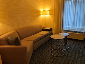 Executive-Suite, 1 King-Bett und Schlafsofa | Wohnbereich | 25-Zoll-Smart-TV mit Digitalempfang, Fernseher, Netflix