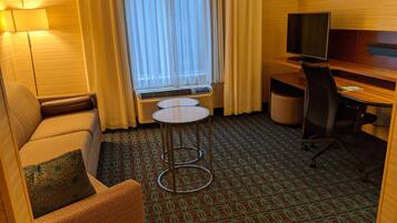 Suite Eksekutif, 1 Tempat Tidur King dengan tempat tidur Sofa | Area keluarga | Smart TV 25-inci dengan saluran TV digital, TV, dan Netflix