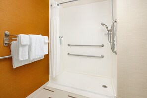 Ensemble baignoire-douche, séchoir à cheveux, serviettes fournies, savon