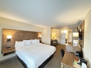 Suite, 1 kingsize bed, niet-roken | Een bureau, verduisterende gordijnen, een strijkplank/strijkijzer