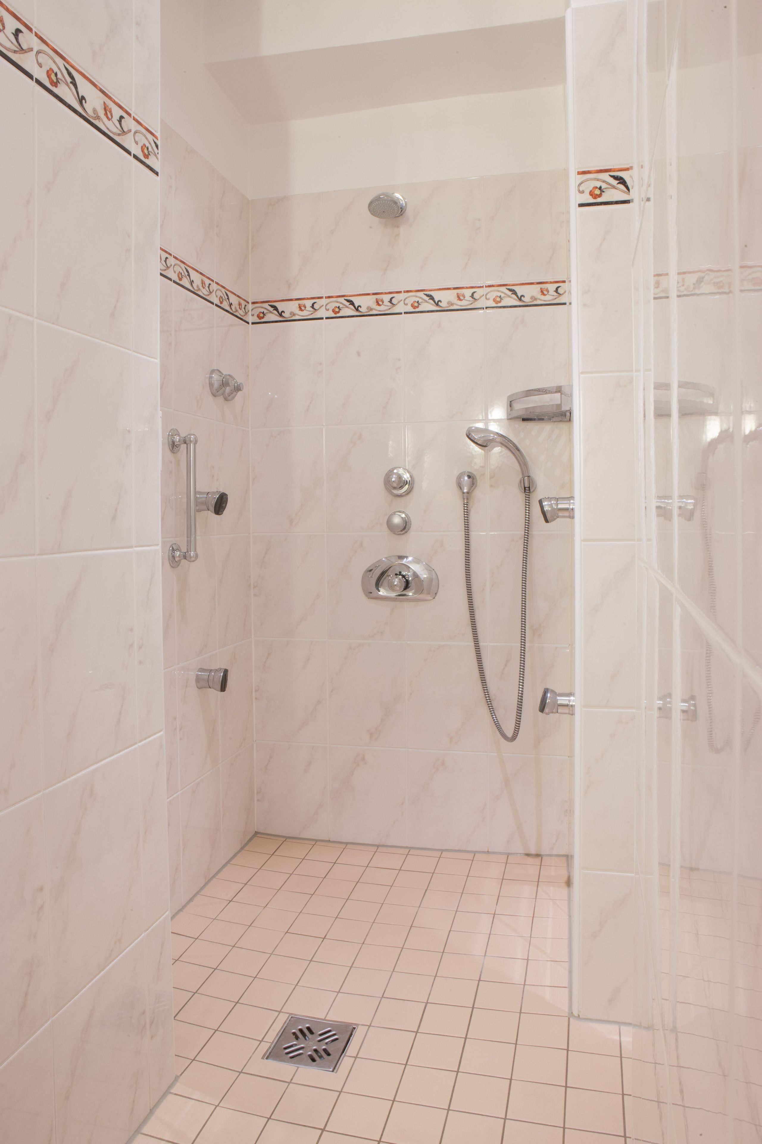 single room | bathroom shower