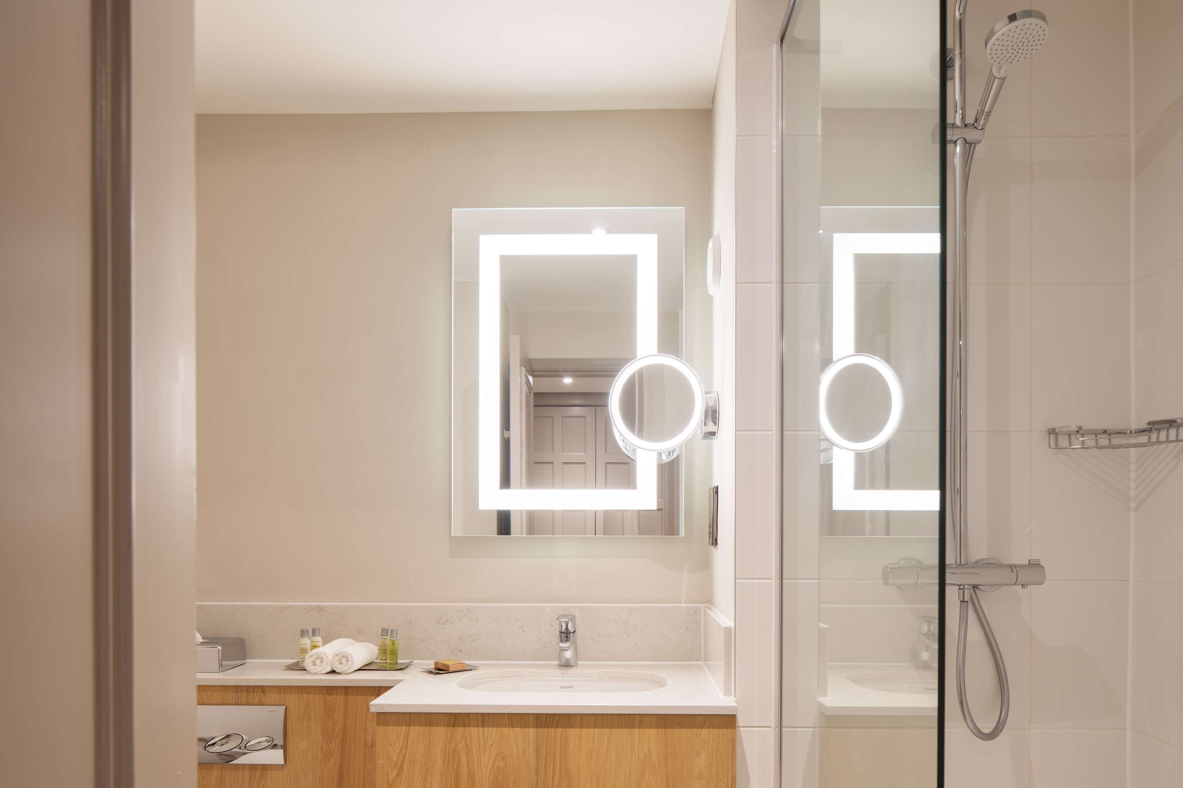 deluxe room, 1 king bed, non smoking | bathroom | combined shower/bathtub, deep-soaking bathtub, eco-friendly toiletries