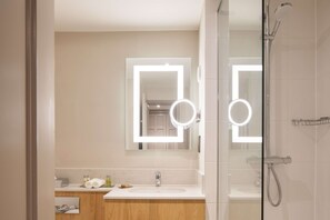 Deluxe Room, 1 King Bed, Non Smoking | Bathroom | Combined shower/tub, deep soaking tub, eco-friendly toiletries
